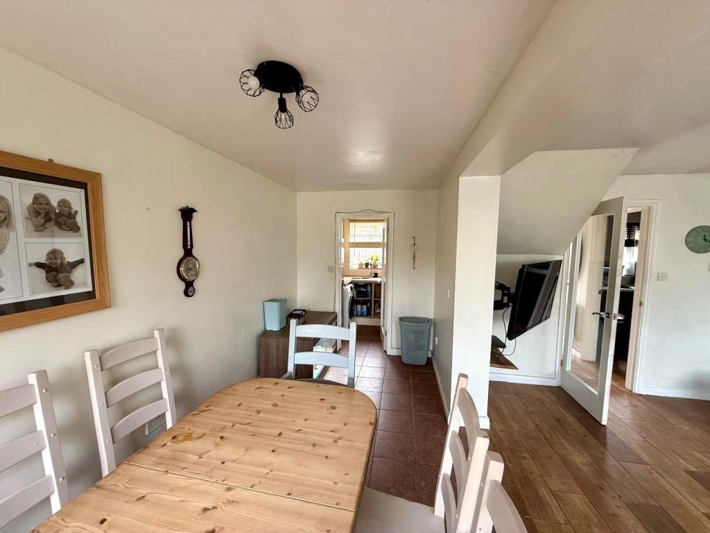 Lot: 77 - FOUR-BEDROOM SEMI-DETACHED HOUSE - Dining area
